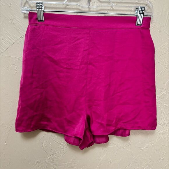 708. Lulus pink shorts size small - Picture 1 of 3